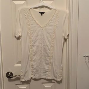 White V neck shirt with embroiderd pattern